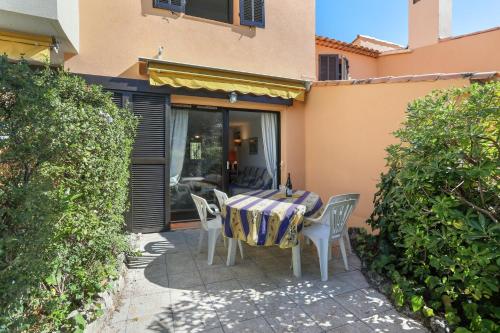 Maison de 2 chambres a Saint Raphael a 500 m de la plage avec piscine partagee et jardin clos