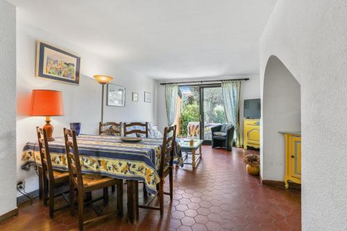 Maison de 2 chambres a Saint Raphael a 500 m de la plage avec piscine partagee et jardin clos