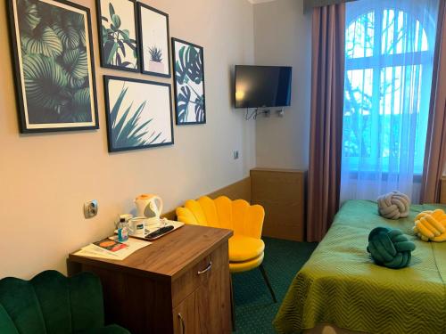 Standard Twin Room image 4
