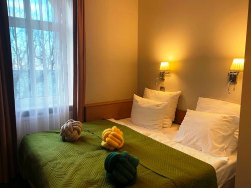 Standard Twin Room image 5