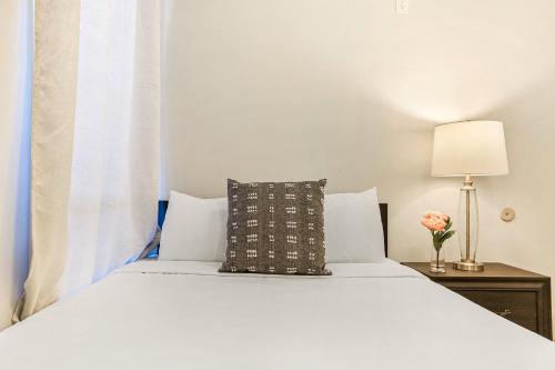 Hosteeva Gorgeous 3BR Urban Retreat - main image