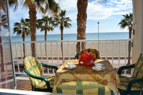  Première ligne de mer, Ferienwohnung in Roquetas de Mar