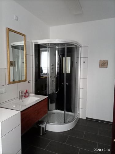Bathroom, Apartment O3 - Gehobene 6-Zimmer Wohnung 175qm fur 1-7 Personen 2x DZ 3x EZ in Grafenwöhr