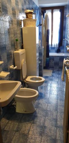 a bathroom with a sink, toilet and bathtub, VILLA LAGO - GROUND FLOOR in Colico