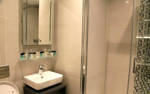 K Hotel Kensington - image 6