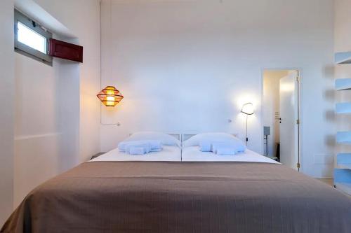 1 king bed, 2 twin beds, 1 sofa bed
