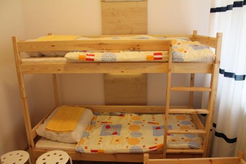 2 bunk beds