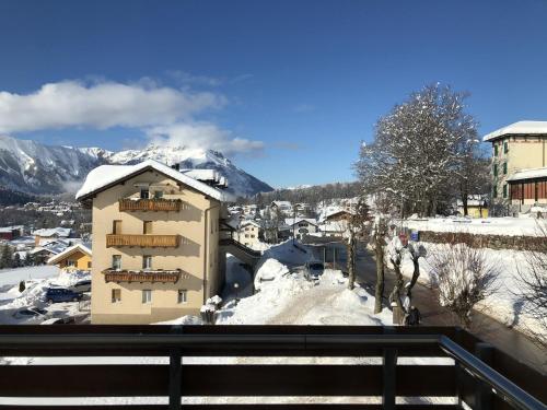 Apartment with Mountain View