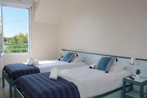 4 twin beds