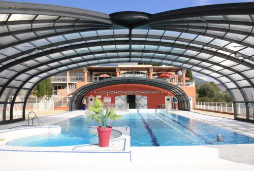 Swimming pool, Residence Bella Vista by Azureva in Menton