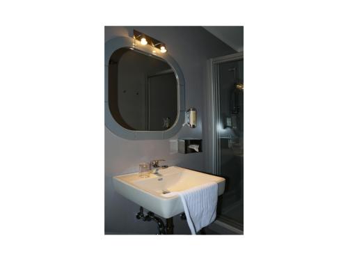 Single Room image 9
