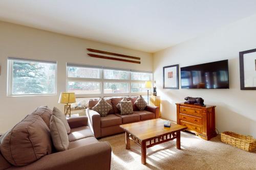 Cozy 1 Bedroom East Vail Condo #2C. Shuttle Hot Tub and Market on Site. - image 3