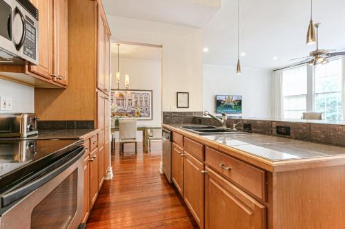 City View Condo with Private Rooftop - image 14