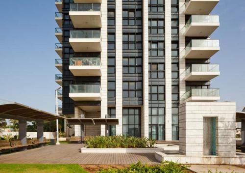 Tampilan eksterior, Modern Tower Apt w Spectacular Sea View l Mamad in Bat Yam