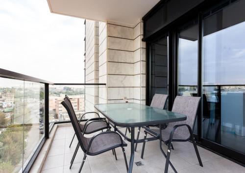 Balkon/teras, Modern Tower Apt w Spectacular Sea View l Mamad in Bat Yam