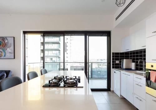 Dapur, Modern Tower Apt w Spectacular Sea View l Mamad in Bat Yam