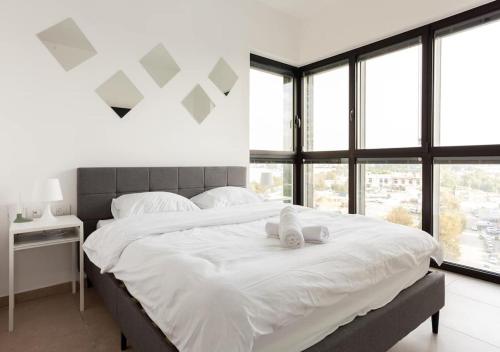 Modern Tower Apt w Spectacular Sea View l Mamad in Bat Yam