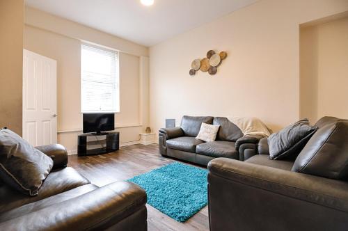 Perfect Location with Parking - Jersey House - TV in every Bedroom!