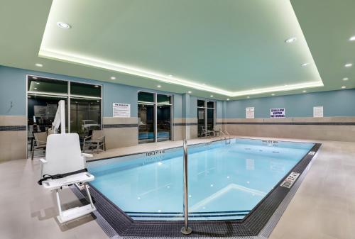 홀리데이 인 익스프레스 & 스위트 포트 엘진 바이 IHG - 수영장