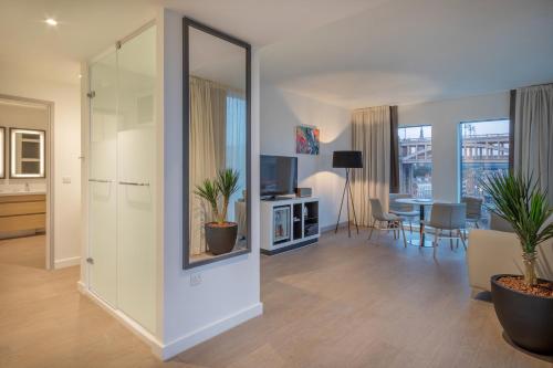 Interconnecting Townhouse Suite