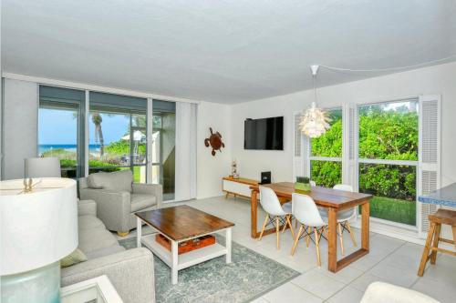 Facilities, LaPlaya 101A Step out to the beach from your screened lanai Light and bright end unit in Longboat Key (FL)