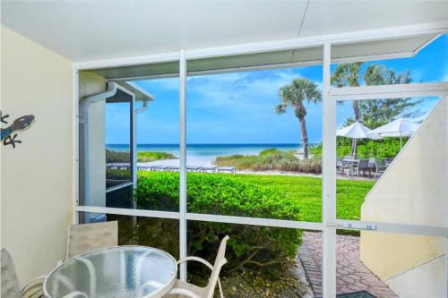 Balcony/terrace, LaPlaya 101A Step out to the beach from your screened lanai Light and bright end unit in Longboat Key (FL)