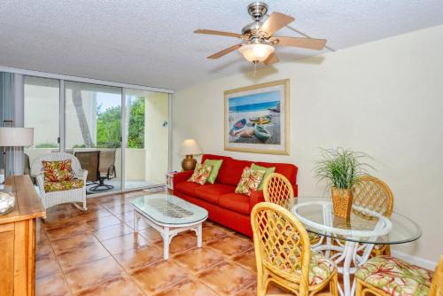 LaPlaya 104E Perfectly located near the path to the beach just steps from the pool in Longboat Key, USA