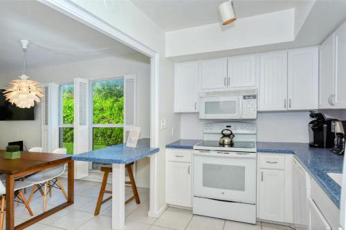 LaPlaya 101A Step out to the beach from your screened lanai Light and bright end unit - image 6