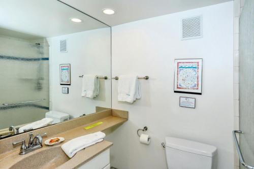 Facilities, LaPlaya 101A Step out to the beach from your screened lanai Light and bright end unit in Longboat Key (FL)