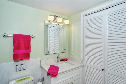 LaPlaya 103A Time to relax Enjoy the peaceful, private beach just a shells throw from your door thumb 4