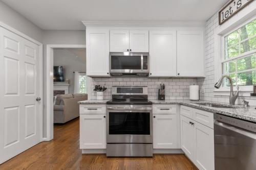 Kitchen, Explore Historic DT In This Cozy Open Air 5BR Stay in Other
