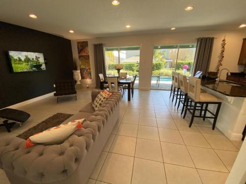 Executive Pool Resort Home 15 Min to Disney home - image 5