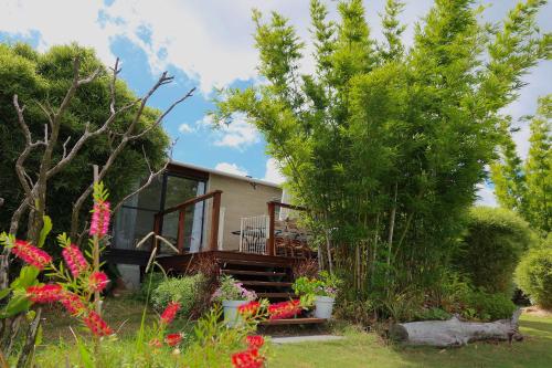 Orchard Cottage - modern Australian Sunshine Coast holiday cottage on organic farm nr beach