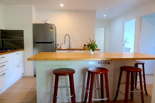virtuve, Orchard Cottage - modern Australian Sunshine Coast holiday cottage on organic farm nr beach in Maroochy River
