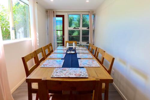 Koplietošanas atpūtas telpa ar TV, Orchard Cottage - modern Australian Sunshine Coast holiday cottage on organic farm nr beach in Maroochy River