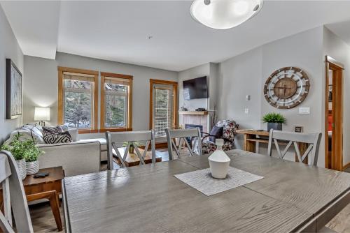 Outdoor Pool, 3 Hot tubs, Gym Warm and Welcoming, Canmore (fotografie 11)