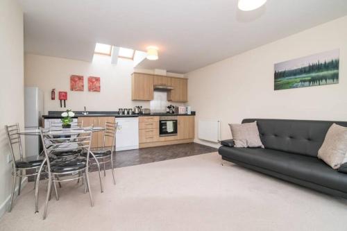 Lovely Two Bed House With Free Parking, Tipton, West Midlands