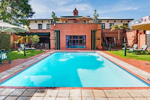 Swimming pool, Courtyard Hotel Rosebank Johannesburg near African Craft Market of Rosebank