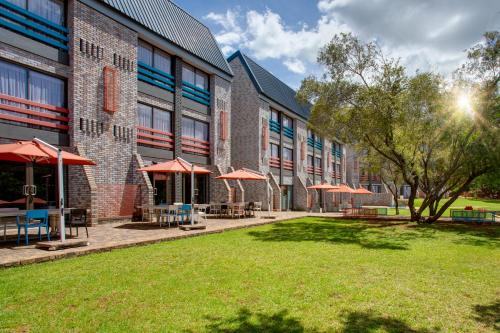 Vista exterior, 26° South Bush Boho Hotel in Krugersdorp