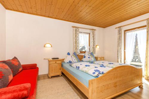 1 queen bed, 2 sofa beds