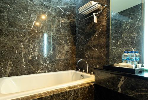 חדר אמבטיה, Cambridge Hotel Medan in מדן
