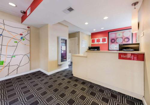 Suburban Studios Blue Ash-Cincinnati - 로비