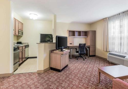 Suburban Extended Stay Hotel Blue Ash-Cincinnati - image 6