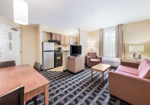 Birch Hills Suites - Blue Ash