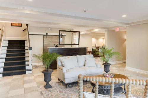 Lobby, The Port Inn and Cottages, Ascend Hotel Collection in Port Saint Joe