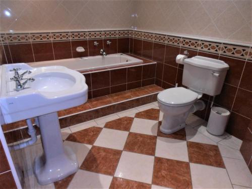 Hollies Hotel - image 6