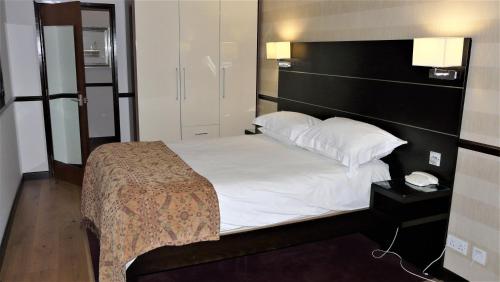 Hollies Hotel - image 4