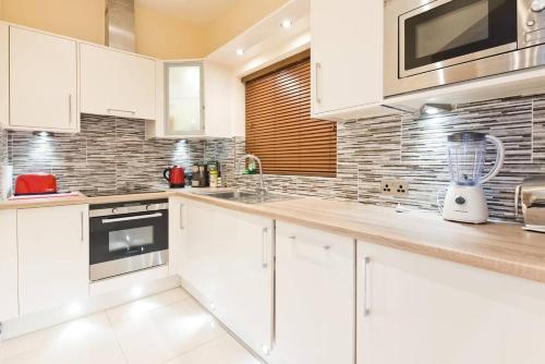 Captivating 2-Bed Apartment in Dublin 1 - image 6
