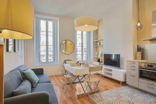 Beautiful and bright 2-br at the doors of Le Panier in Marseille - Welkeys