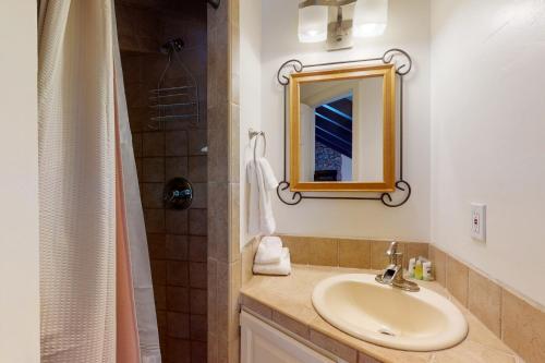 Spectacular Remodeled 5 Bedroom Matterhorn home w/ Hot Tub and Ski Lockers! - image 2